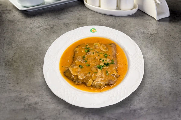 JUNEĆI ODREZAK U ŠAMPINJONIMA